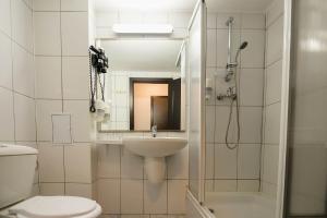 Koupelna v ubytování Complex Balnear Cozia - Corp Oltul + 20 fotografií