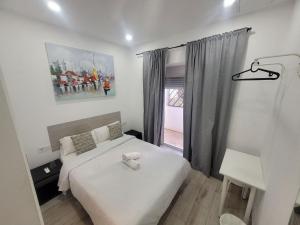 Postel nebo postele na pokoji v ubytování AYZ Silvela - Auto check-in property