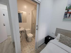 Koupelna v ubytování AYZ Silvela - Auto check-in property