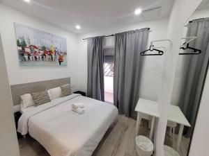 Postel nebo postele na pokoji v ubytování AYZ Silvela - Auto check-in property