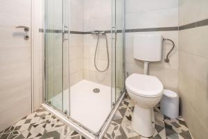 un bagno con wc e doccia di Apartment Porto with Terrace a Baška Altre 9 foto