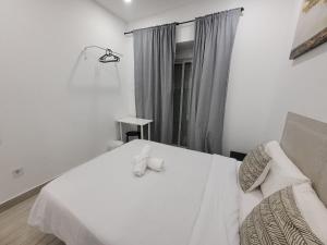 Postel nebo postele na pokoji v ubytování AYZ Silvela - Auto check-in property