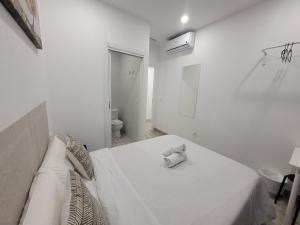 Postel nebo postele na pokoji v ubytování AYZ Silvela - Auto check-in property
