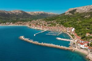 una vista aerea di un piccolo porto in acqua di Apartment Porto with Terrace a Baška