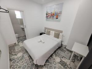 Postel nebo postele na pokoji v ubytování AYZ Silvela - Auto check-in property