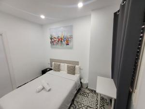 Postel nebo postele na pokoji v ubytování AYZ Silvela - Auto check-in property