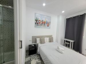Postel nebo postele na pokoji v ubytování AYZ Silvela - Auto check-in property