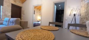 - un salon avec une table avec deux chapeaux dans l'établissement Living in, à Afytos