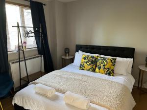 Comfortable room in a luxurious apt with parking in Blackheath 객실 침대