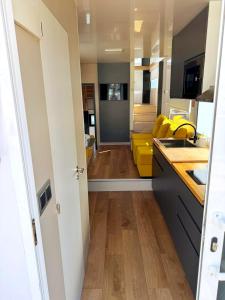 A kitchen or kitchenette at Casa Flotante en el Puerto de Vigo - Different Charter