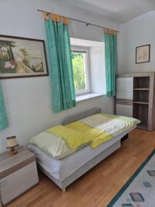 Ein Bett oder Betten in einem Zimmer der Unterkunft Singer-Hof