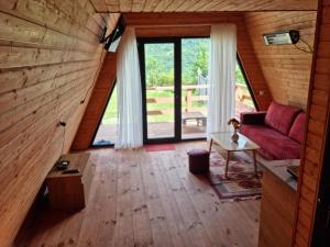 Χώρος καθιστικού στο Cottage Tvishi Chalet