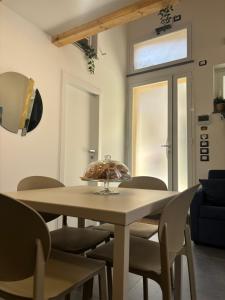 a dining room with a table and chairs at Cortiletto Pavone A in Catania