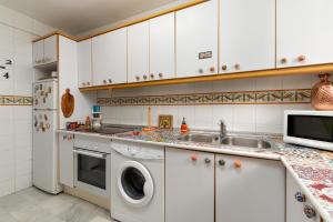 A kitchen or kitchenette at Doña Pia Mijas