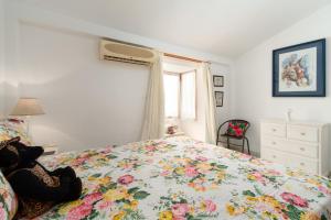 A bed or beds in a room at Doña Pia Mijas