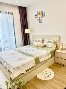 a bedroom with a bed with a large window at BunBeo homestay in Ðông Dư Thượng