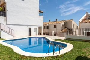 The swimming pool at or close to Doña Pia Mijas