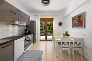 Η κουζίνα ή μικρή κουζίνα στο Villa Annatoli