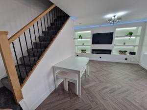 TV/trung tâm giải trí tại Modern 2 bedroom house near national park +4 ảnh