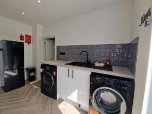 Nhà bếp/bếp nhỏ tại Modern 2 bedroom house near national park