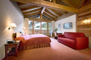 A bed or beds in a room at Rasmushof - Hotel Kitzbühel