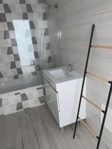 Ένα μπάνιο στο Casa Foka