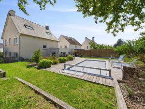 a backyard with a pool and a house at Piscine chauffée, plage à 700m, maison pour 6 in Pléneuf-Val-André