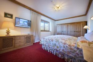 A bed or beds in a room at Rasmushof - Hotel Kitzbühel
