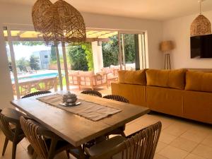 サン・リュイスにあるRoures 13 Villa con piscina privada y ACのテーブルとソファのあるリビングルーム