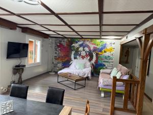 Televisyen dan/atau pusat hiburan di L atelier des Couleurs