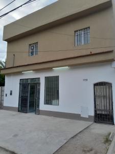 Το κτήριο όπου στεγάζεται  το διαμέρισμα +3 φωτογραφίες