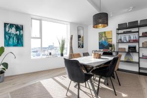 ein Esszimmer mit Tisch und Stühlen in der Unterkunft Spacious Luxury 3BR Apartment with 2 bathrooms 1003 in Reykjavík + 16 Fotos