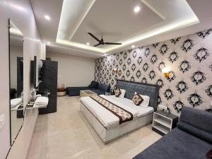 TV a/nebo společenská místnost v ubytování Hotel Tirupati