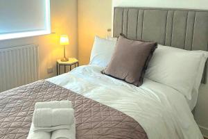 Кровать или кровати в номере Fox s Rest - 4 Bedroom House +20 фотографий