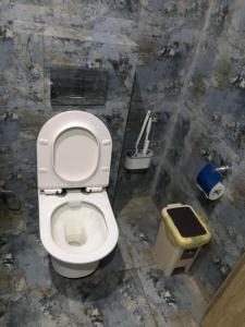 Ένα μπάνιο στο EmeraldSuites Timilehin Court Alalubosa GRA