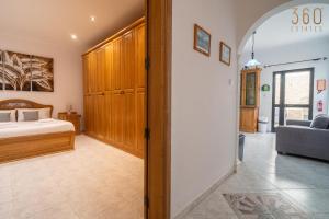 Postel nebo postele na pokoji v ubytování Spacious 3BR Maisonette with Terrace in Marsascala by 360 Estates