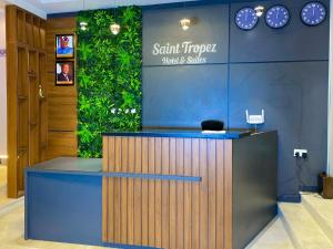Vstupní hala nebo recepce v ubytování Saint Tropez Hotel and Suites