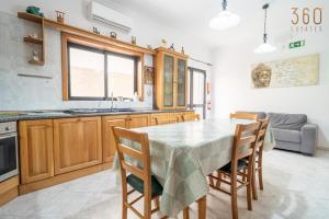 Kuchyň nebo kuchyňský kout v ubytování Spacious 3BR Maisonette with Terrace in Marsascala by 360 Estates
