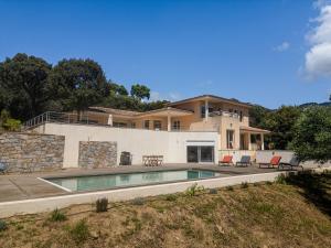 Bazén v ubytování Family Villa with Pool and Sublime Sea View nebo v jeho okolí