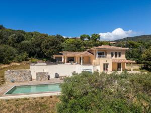 Nespecifikovaný výhled na hory nebo výhled na hory při pohledu z vily