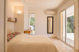 Postel nebo postele na pokoji v ubytování Family Villa with Pool and Sublime Sea View