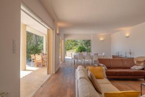 Posezení v ubytování Family Villa with Pool and Sublime Sea View