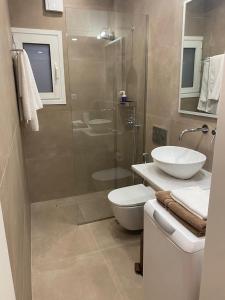 Koupelna v ubytování Corinthian Blue Waterfront Suites