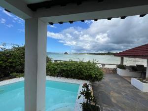 Bazén v ubytování Malcom Ocean View Retreat nebo v jeho okolí