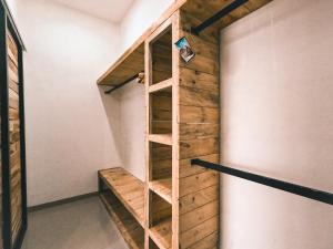 Palanda nebo palandy na pokoji v ubytování Zavana rooms & Restaurant