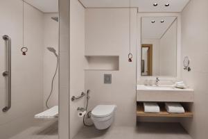 メッカにあるCourtyard by Marriott Makkahの白いバスルーム(トイレ、シンク付) +37枚の写真
