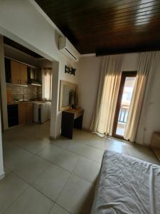 una grande camera con letto e cucina di Blue Levantes a Pefkohori