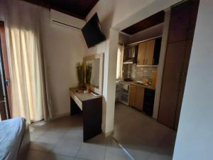 una piccola camera con cucina con lavandino di Blue Levantes a Pefkohori Altre 65 foto