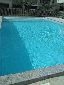 une grande piscine avec de l'eau bleue dans l'établissement Appartement rénové avec piscine, plage 2mns à pied, au Cap d'Agde