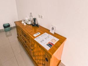 Příslušenství pro přípravu čaje a kávy v ubytování Zavana rooms & Restaurant
